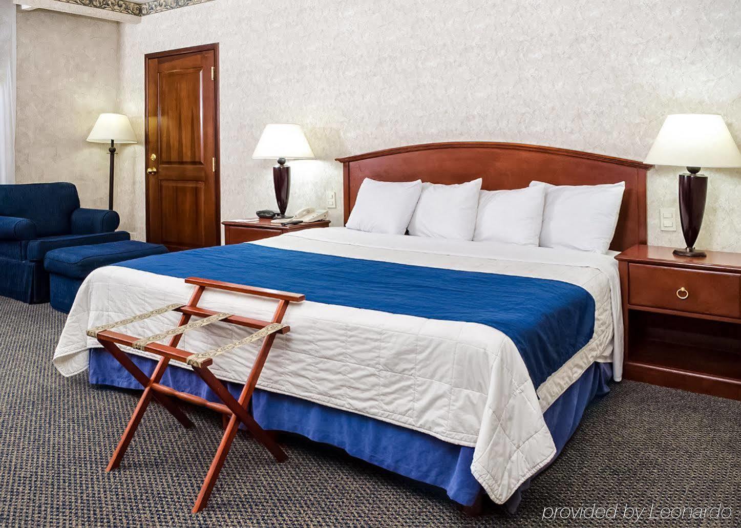 Quality Inn Monterrey La Fe Экстерьер фото