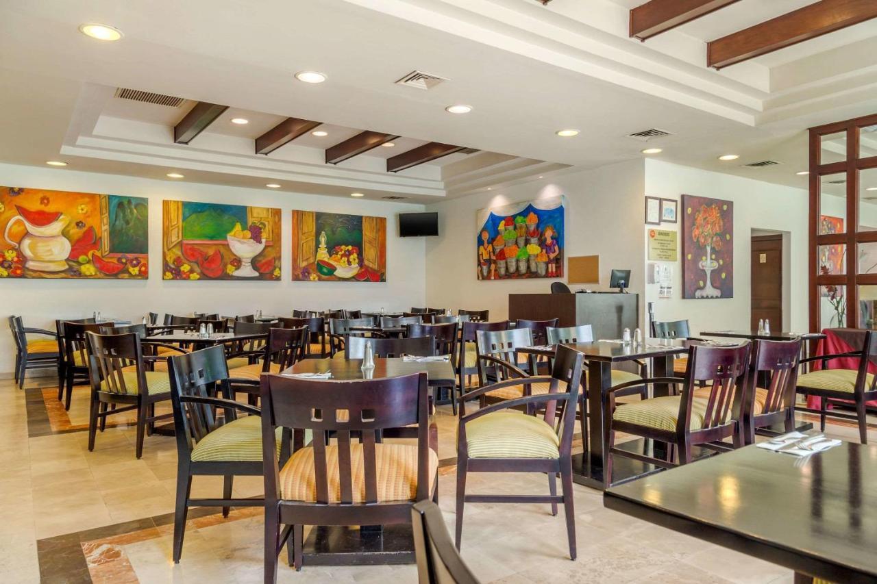 Quality Inn Monterrey La Fe Экстерьер фото